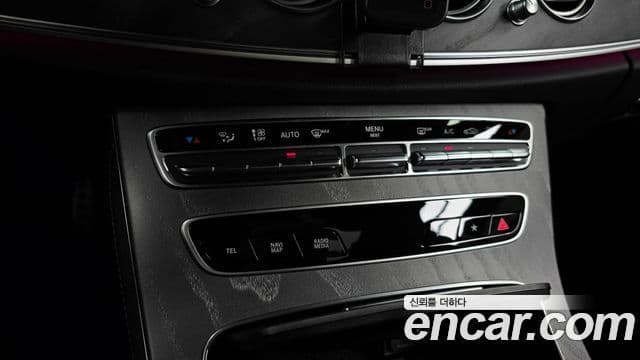 Mercedes-Benz E-Class 2022 — Photo 29/34
