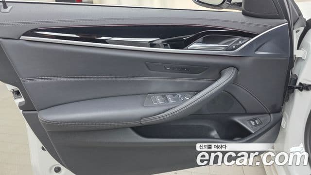 BMW 5 Series 2021 — Şəkil 14/32