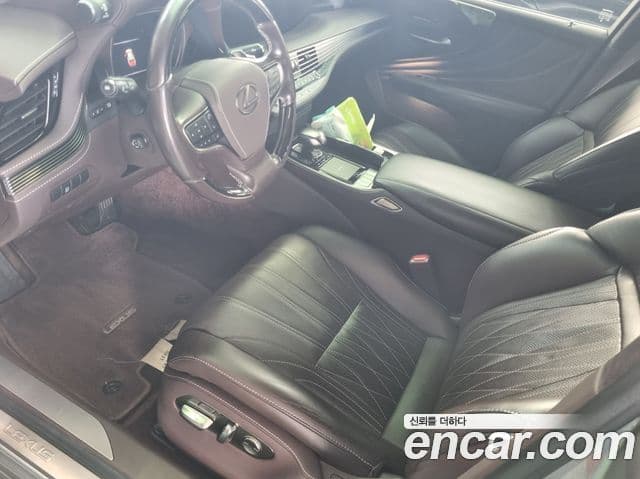 Lexus LS500 2018 — ფოტო 8/20