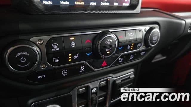 Jeep Wrangler 2018 — ფოტო 16/20