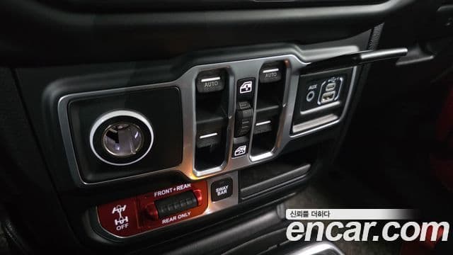 Jeep Wrangler 2018 — ფოტო 17/20