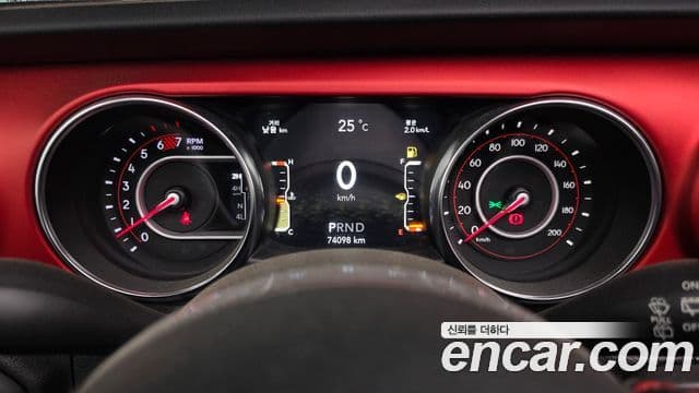 Jeep Wrangler 2019 — ფოტო 25/28