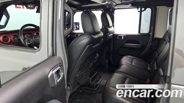 Jeep Wrangler 2019 — ფოტო 7/28