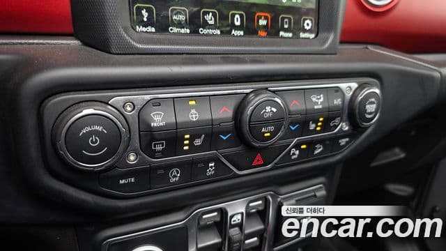 Jeep Wrangler 2019 — ფოტო 26/28