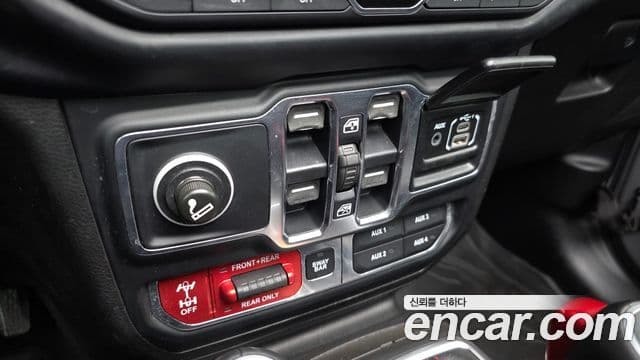 Jeep Wrangler 2019 — ფოტო 27/28