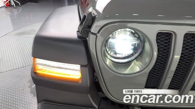 Jeep Wrangler 2019 — ფოტო 24/28