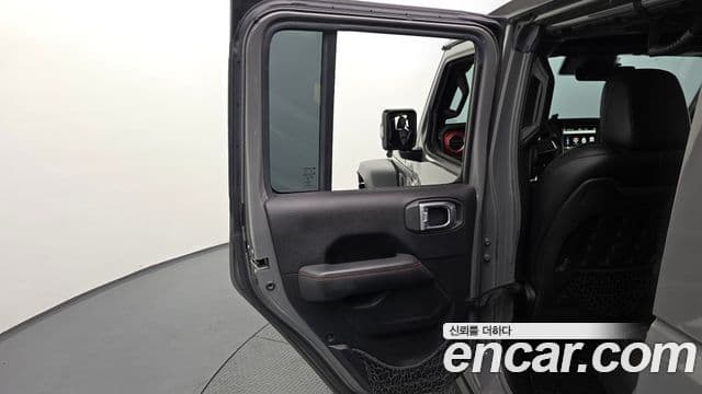 Jeep Wrangler 2019 — ფოტო 21/28