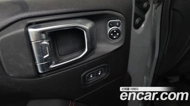 Jeep Wrangler 2019 — ფოტო 14/28