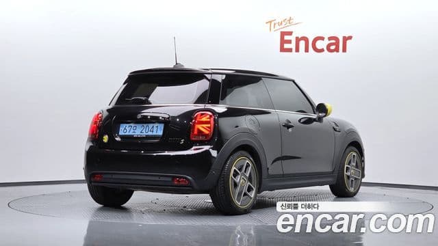 Mini Cooper Electric 2023 — ფოტო 17/30