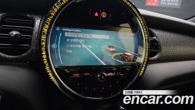 Mini Cooper Electric 2023 — ფოტო 21/30