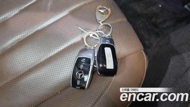 Mercedes-Benz E-Class 2020 — ფოტო 15/20