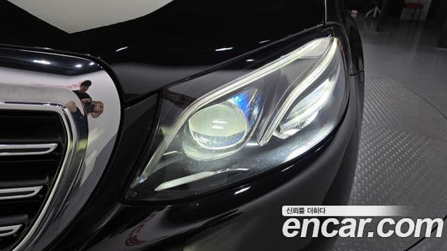 Mercedes-Benz E-Class 2020 — Photo 10/32