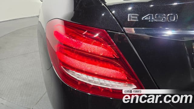 Mercedes-Benz E-Class 2020 — Photo 7/32
