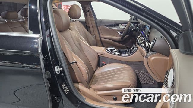 Mercedes-Benz E-Class 2020 — Photo 8/32