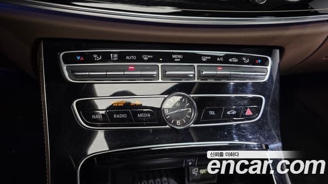 Mercedes-Benz E-Class 2020 — Photo 3/32