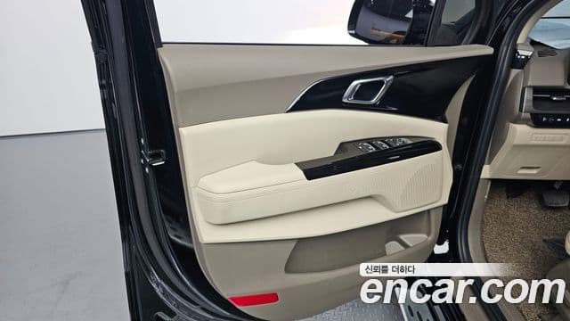 Kia Carnival 2022 — ფოტო 25/30