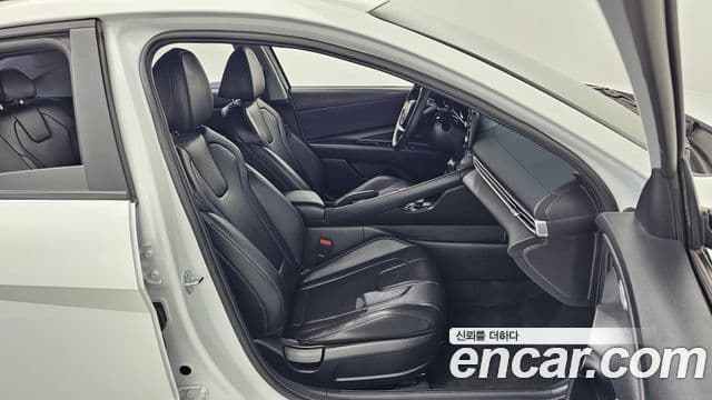 Hyundai The New Avante Hybrid 2023 — Photo 16/31