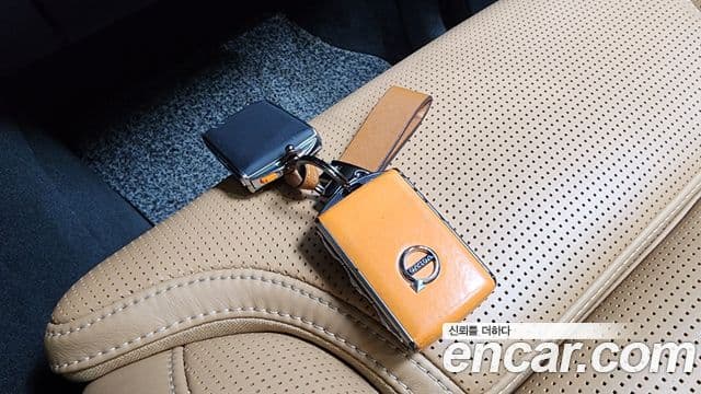 Volvo XC90 2022 — ფოტო 16/20