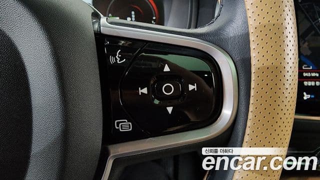 Volvo XC90 2022 — ფოტო 17/20