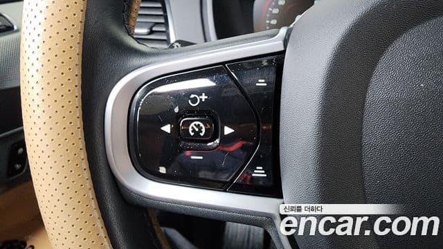 Volvo XC90 2022 — ფოტო 18/20