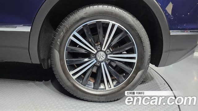 Volkswagen Tiguan 2018 — Şəkil 17/36
