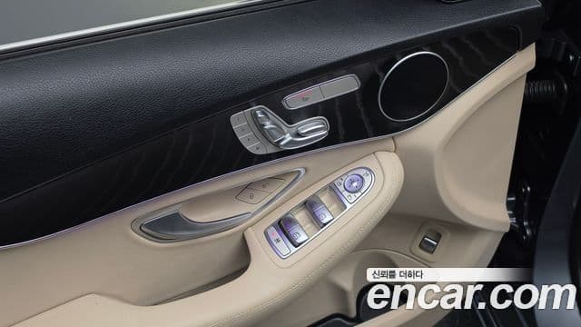 Mercedes-Benz C-Class 2019 — ფოტო 19/20