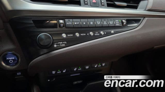 Lexus ES300h 2019 — ფოტო 17/20