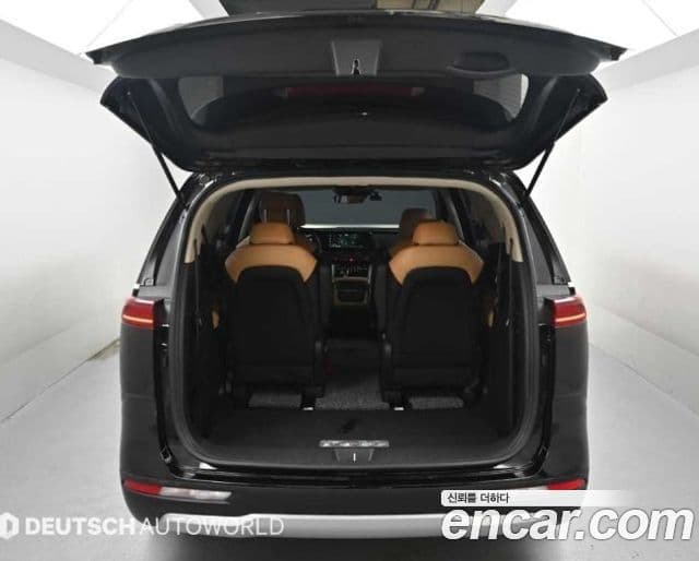 Kia Carnival 2023 — ფოტო 18/20