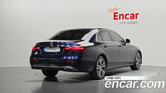 Mercedes-Benz E-Class 2022 — ფოტო 2/20