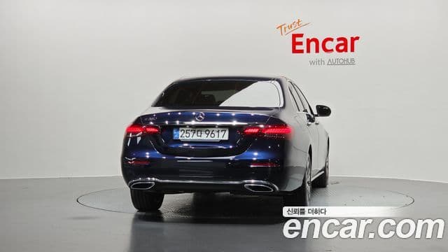Mercedes-Benz E-Class 2022 — ფოტო 4/20