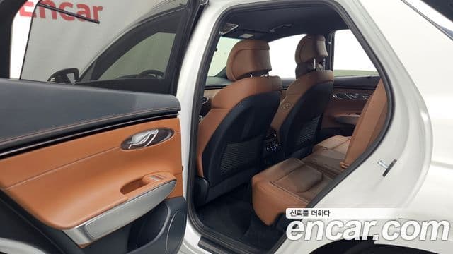 Genesis GV70 2021 — ფოტო 17/20
