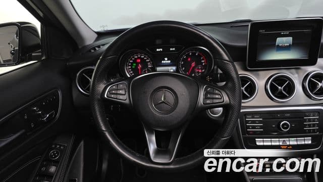 Mercedes-Benz GLA-Class 2018 — ფოტო 13/20