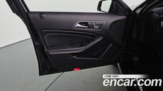 Mercedes-Benz GLA-Class 2018 — Şəkil 17/32