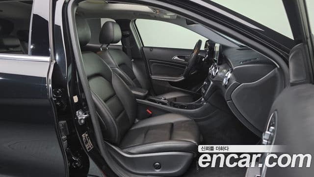 Mercedes-Benz GLA-Class 2018 — Şəkil 10/32