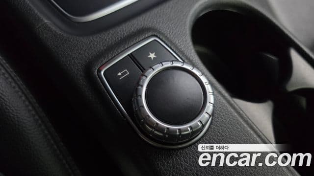 Mercedes-Benz GLA-Class 2018 — Şəkil 18/32