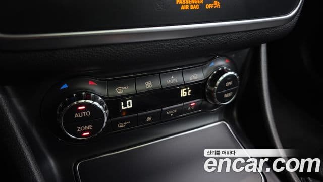 Mercedes-Benz GLA-Class 2018 — Şəkil 14/32