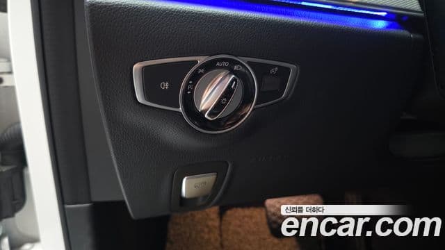 Mercedes-Benz E-Class 2018 — ფოტო 19/20