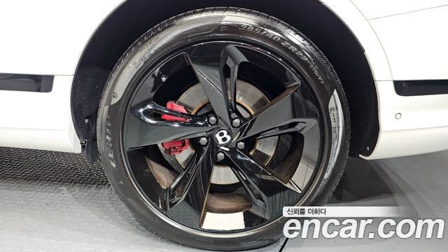 Bentley Bentayga 2024 — Photo 21/35