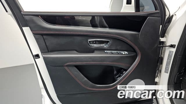 Bentley Bentayga 2024 — Photo 9/35