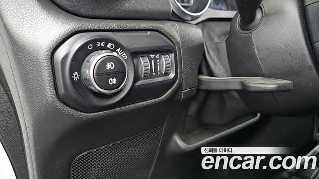 Jeep Wrangler 2021 — ფოტო 14/20