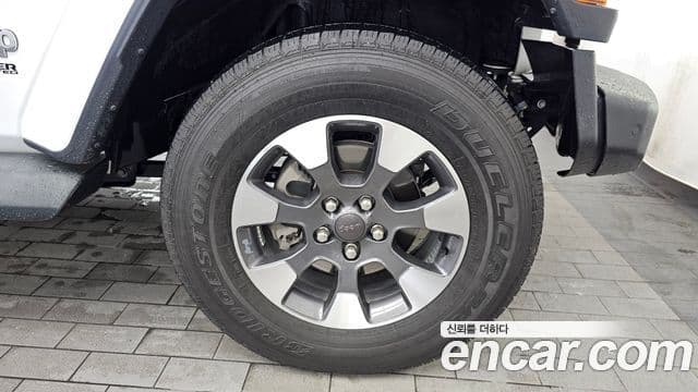 Jeep Wrangler 2021 — ფოტო 13/33