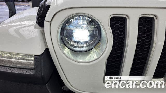 Jeep Wrangler 2021 — ფოტო 15/33