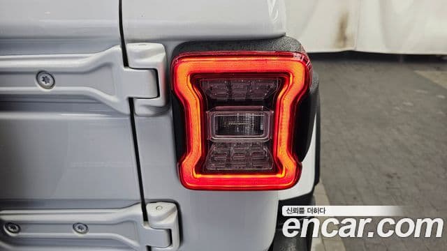 Jeep Wrangler 2021 — ფოტო 28/33