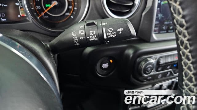 Jeep Wrangler 2021 — ფოტო 32/33