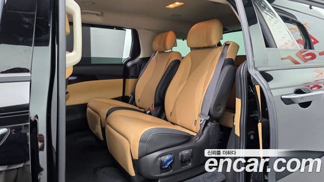Kia Carnival 2022 — фото 11 из 20