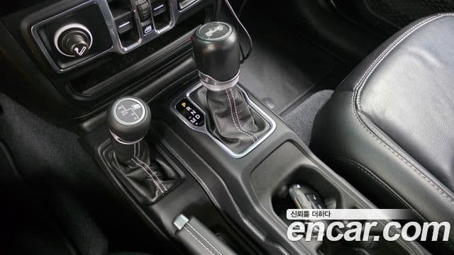 Jeep Wrangler 2020 — ფოტო 9/20