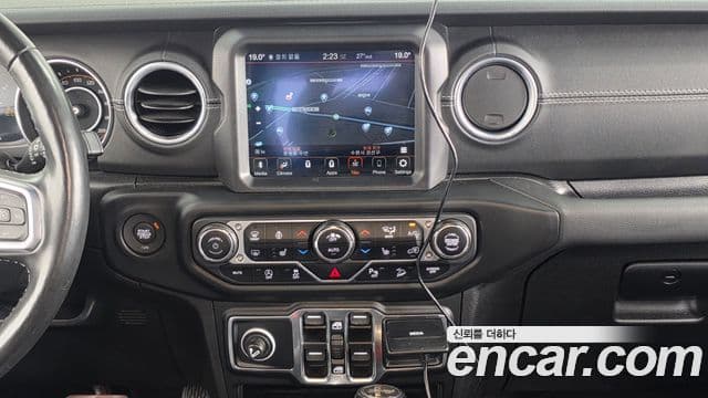 Jeep Wrangler 2020 — ფოტო 14/20