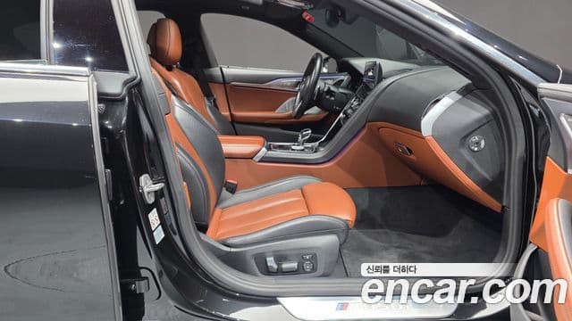 BMW 8 Series 2022 — Photo 24/34