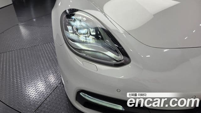 Porsche Panamera 2018 — Photo 27/30