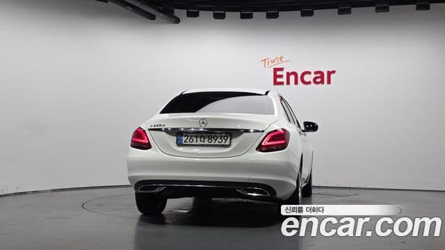 Mercedes-Benz C-Class 2019 — ფოტო 4/20